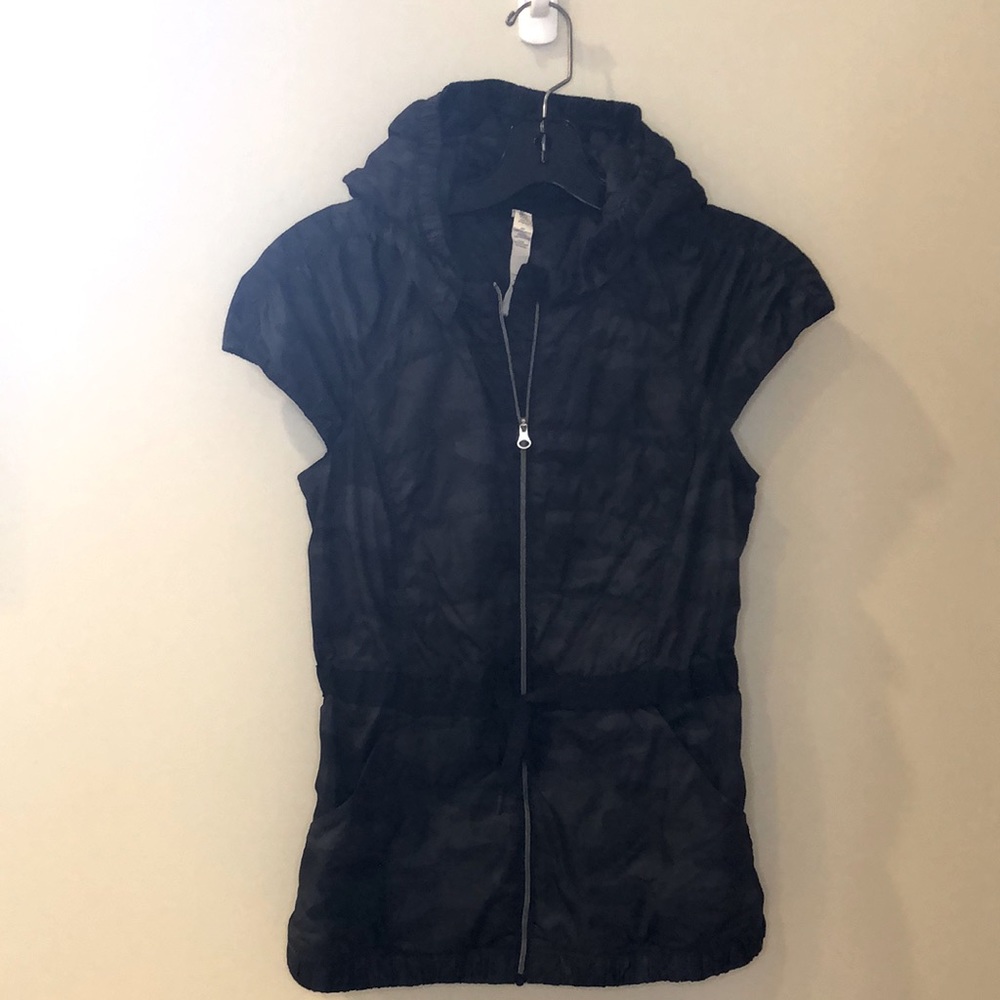 Lululemon down camouflage vest 4 fits like 2